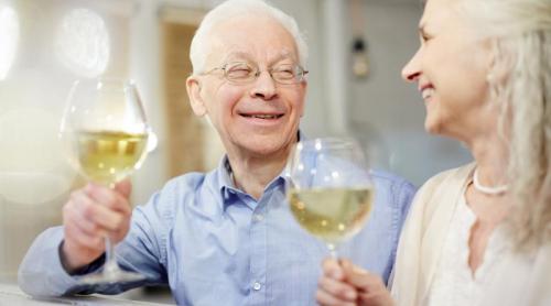 Te înroșești la față când bei alcool? Riscul de Alzheimer ar putea fi mai mare