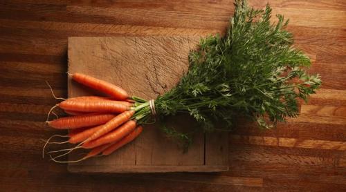 Toată lumea aruncă frunzele de morcov. Puțini știu că sunt comestibile și au un profil nutrițional surprinzător