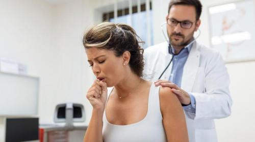 Tusea seacă persistentă poate ascunde o problemă cardiacă. Semnalul de alarmă explicat de un medic cardiolog