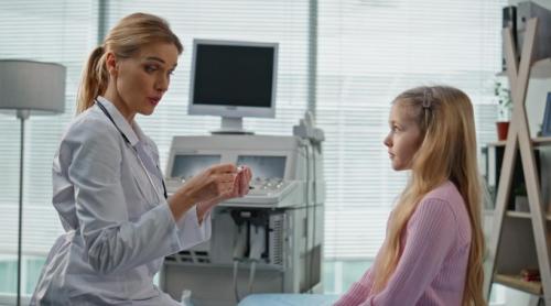 Cât de neregulată poate fi menstruația în primii ani? Dr. Oana Crețu spune când trebuie să mergi la medic / VIDEO