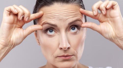 Ce grăbește apariția ridurilor. Nu este doar vârsta. Ce spun dermatologii