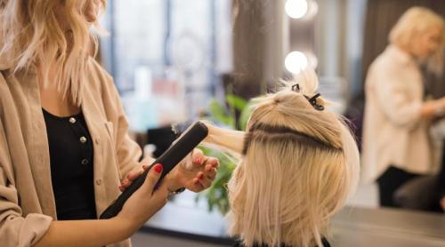 Ce nu trebuie să faci niciodată la coafor. Greșelile care îi exasperează pe hairstyliști