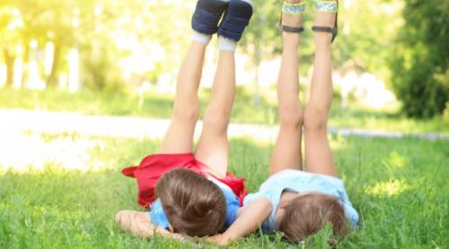 Copilul uită ce a învățat peste vară? 5 metode mai eficiente decât caietele de vacanță