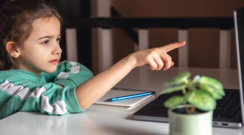 Educația bilingvă a copiilor: Ce arată studiile despre dezvoltarea lor