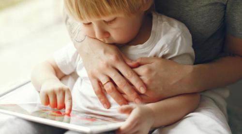 Fără ecrane înainte de 3 ani? Ce recomandă, de fapt, specialiștii pentru fiecare vârstă