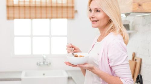 Fereastra alimentară de opt ore ar putea ajuta creierul femeilor de peste 50 de ani