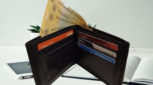 Mai puţin de jumătate dintre români reuşesc să economisească (sondaj)