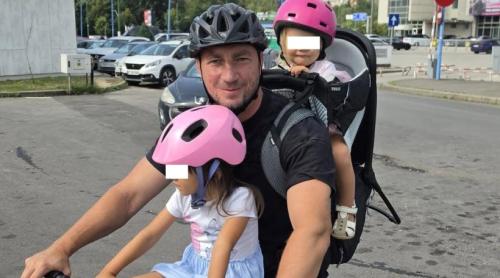 Marian Godină, reclamat pentru „rele tratamente aplicate minorului” după ce a publicat o fotografie cu fiicele sale pe bicicletă