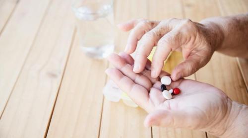 Multivitaminele luate zilnic, asociate cu o stare fizică mai bună la persoanele în vârstă