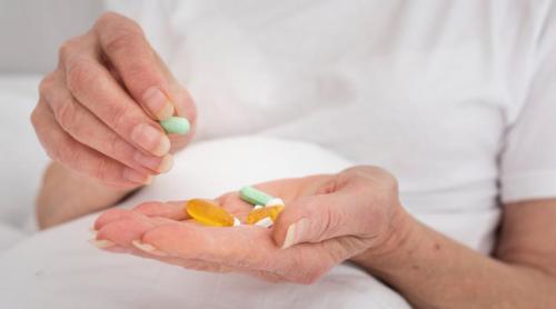 Persoanele peste 65 de ani care iau multe medicamente ar putea avea un risc mai mare de deces. Ce arată studiul