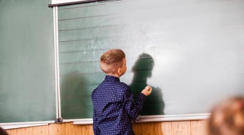 Studiu: Inteligența Artificială poate identifica, cu o precizie de 85%, care copii vor avea probleme la școală