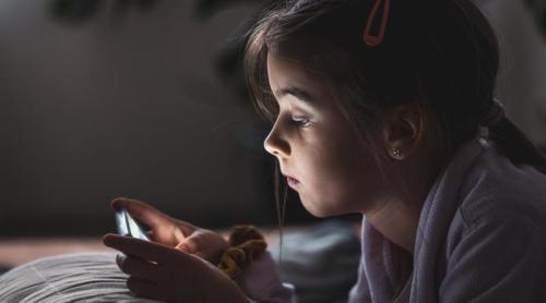 Timpul petrecut în fața ecranului nu este chiar „dușmanul” copiilor? Poate fi asociat cu o mai bună procesare cognitivă la adolescenți