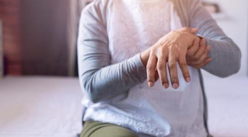 Ultimele etape ale bolii Parkinson: simptomele severe pe care familia trebuie să le recunoască
