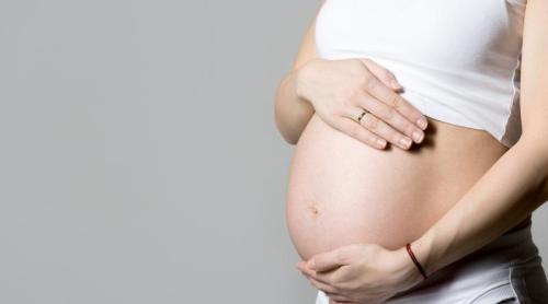 A născut un copil dintr un embrion congelat timp de 22 de ani, după ce și a pierdut fiul. Povestea emoționantă a unei familii