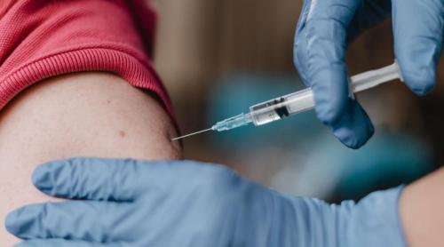Adolescenții cu HIV răspund mai bine la injecții decât la pastile. Ce arată un studiu