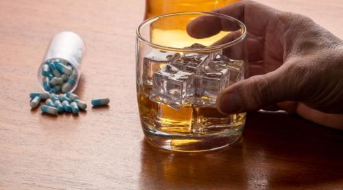 Ce se întâmplă dacă bei alcool în timp ce iei antibiotice. Mitul pe care mulți îl cred adevărat