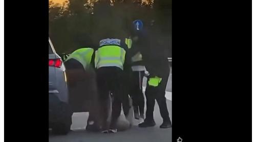 Cinci bărbați deghizați în polițiști au răpit un om în plină zi, pe o autostradă din Spania. Momentul a fost filmat