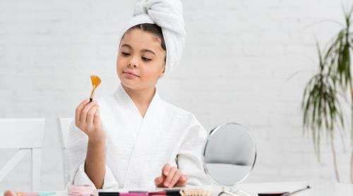 De ce dermatologii le recomandă fetițelor să nu transforme machiajul într o rutină de zi cu zi