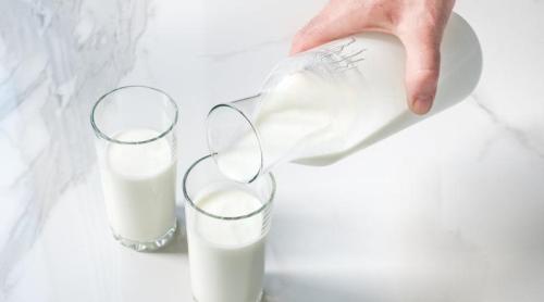 De ce laptele nepasteurizat nu este recomandat pacienților cu cancer. Riscurile explicate de un medic
