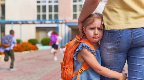 Fobia școlară silențioasă: Semnele care arată că durerile de burtă sau de cap ale copilului tău nu sunt inventate
