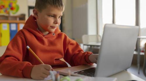 Folosește copilul tău inteligența artificială pentru teme? Un studiu la scară largă avertizează: învață cu 20% mai puțin