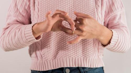 Ieri îți venea perfect verigheta, astăzi abia o mai poți scoate? De ce se umflă degetele și cum poți preveni problema