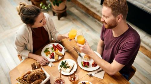 „Jetlag ul alimentar” îți poate afecta inima? Schimbarea orelor de masă din weekend, asociată cu un risc mai mare de boli