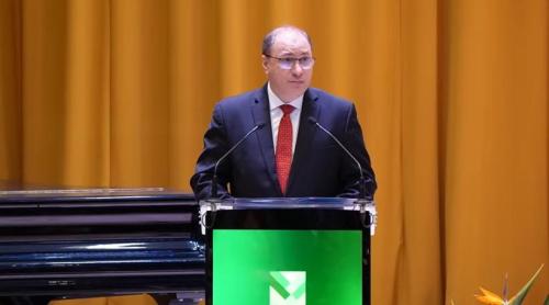 Ministrul Educației a recitat poezii cu văcuțe și cașcaval, dar sala a rămas mută. Scena din fața studenților