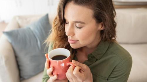 Nu îți place să bei cafea? Te ar ajuta totuși să o miroși
