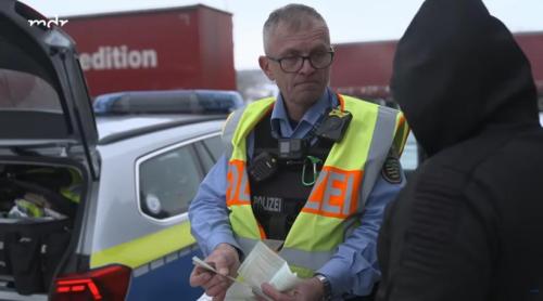 Patru români, opriți pe o autostradă din Germania cu BMW ul plin de "donații". Polițiștii n au stat pe gânduri 