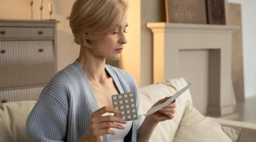 Terapia hormonală la menopauză ar putea crește riscul de cheaguri de sânge. Ce au descoperit cercetătorii despre pastile, doze și plasturi
