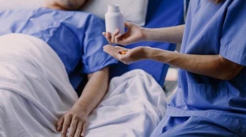 Un medicament ieftin ar putea schimba prevenirea cheagurilor după operații. Aspirina, la fel de eficientă ca un anticoagulant modern