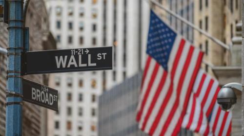 Wall Street încheie săptămâna pe minus. Petrolul și pariurile pe dobânzi mai mari pun presiune pe burse
