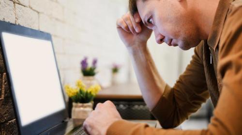 Cauți simptome pe Google și îți alegi singur tratamentul? Greșeala care îți poate pune sănătatea în pericol