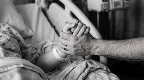 Ce se întâmplă cu corpul în ultimele ore de viață. Medicii explică semnele care anunță apropierea morții