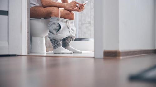 Cum trebuie să stăm corect pe toaletă pentru a ușura defecația și a preveni agravarea hemoroizilor