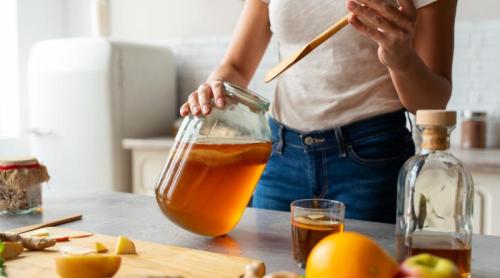 De ce e bine să bei kombucha: băutura care are legătură cu intestinul și creierul