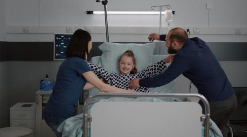 Dincolo de diagnosticul unui copil bolnav. Mesajul unui pediatru pentru părinți: „Important e să râdă mult”