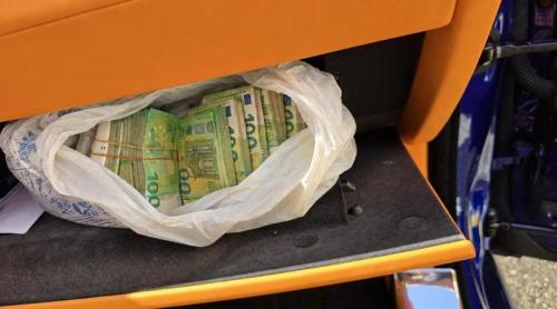 Doi români, prinși de Garda Financiară din Italia într un Rolls Royce cu peste 100.000 de euro ascunși în mașină. Ce au spus cei doi români