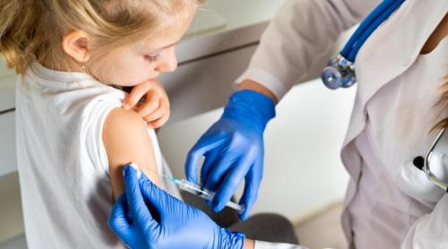 Experții OMS recomandă vaccinarea împotriva HPV pentru fete începând cu vârsta de 4