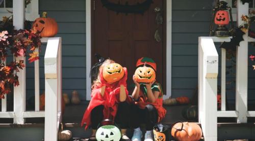 Halloween fără accidente: Greșelile pe care le fac părinții când își scot copiii la „colindat” după dulciuri