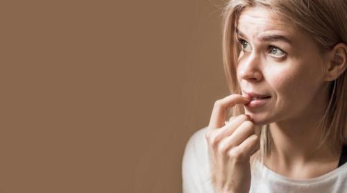 Îți rozi unghiile? Obiceiul poate duce la infecții, probleme dentare și deformarea unghiilor