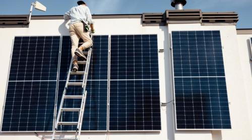 Kituri fotovoltaice de balcon şi panouri pe acoperiș   Demersul aşteptat de cei care locuiesc la bloc şi vor să devină prosumatori