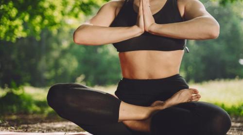 Nu poți adormi? Învață aceste cinci poziții de yin yoga care te ajută să te relaxezi 