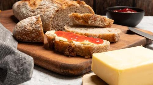 Pâine cu unt și dulceață la micul dejun? Ce îi lipsește combinației preferate de mulți români