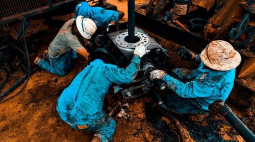 Petrolul a sărit la maximul ultimelor cinci luni. Șoferii ar putea plăti nota