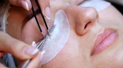 Produsele cosmetice care îți pot pune vederea în pericol. Mii de persoane ajung la urgențe
