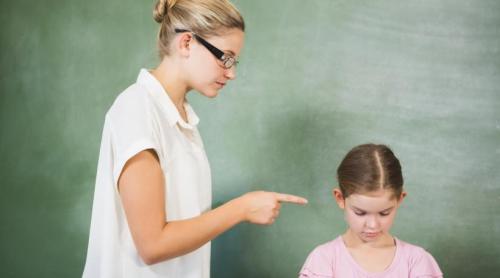 Profesorul care lovește sau umilește elevii riscă dosar penal! Adelina Albu dezvăluie ce pățesc dascălii violenți la clasă / VIDEO