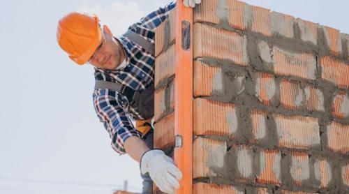 Românii care își construiesc prima casă ar putea beneficia de racordare gratuită la utilități