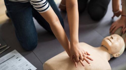 Stopul cardiac poate lovi acasă, fără avertisment. Cum poți salva viața cuiva în primele minute